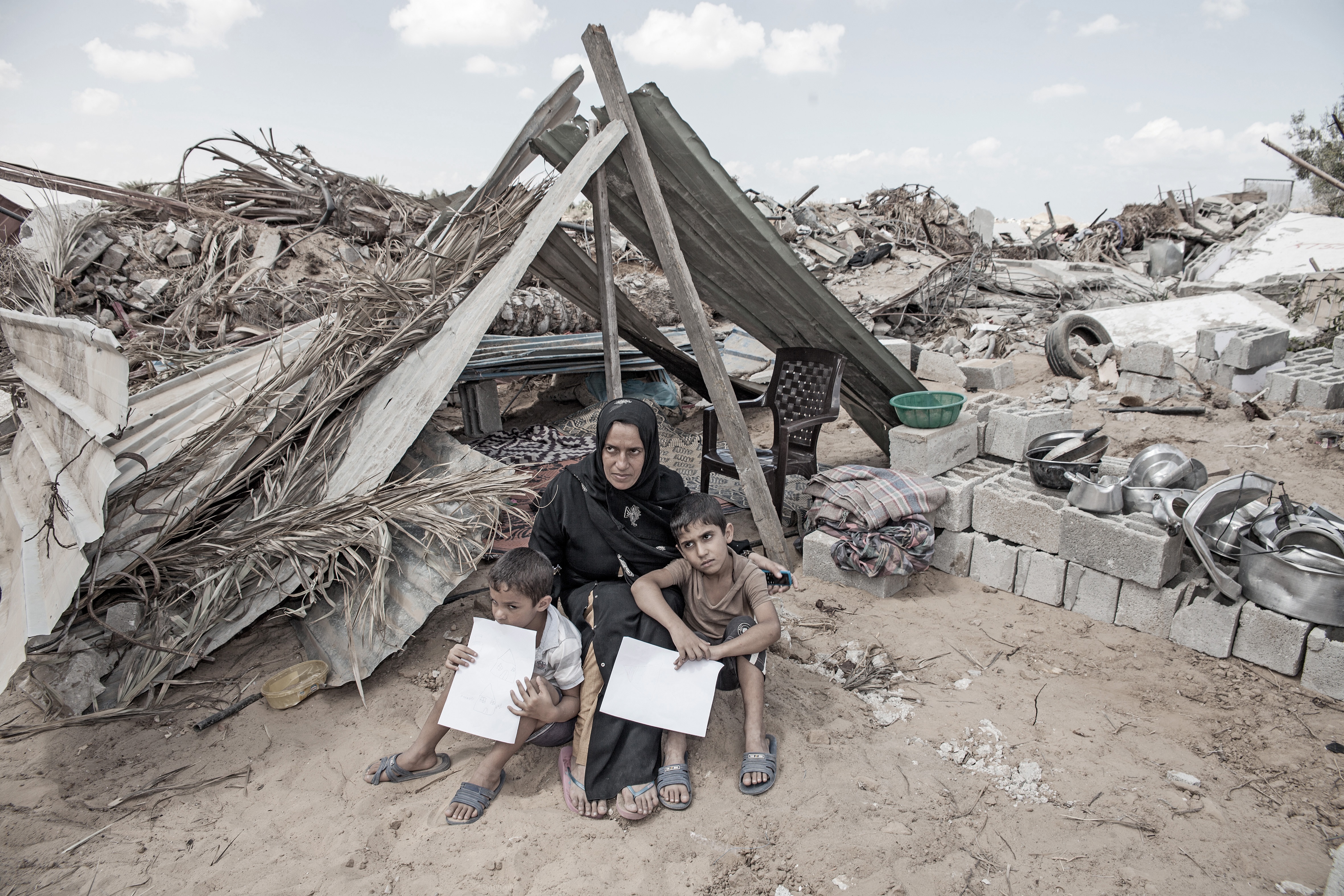 Kvinne og barn utenfor et provisorisk telt i Gaza